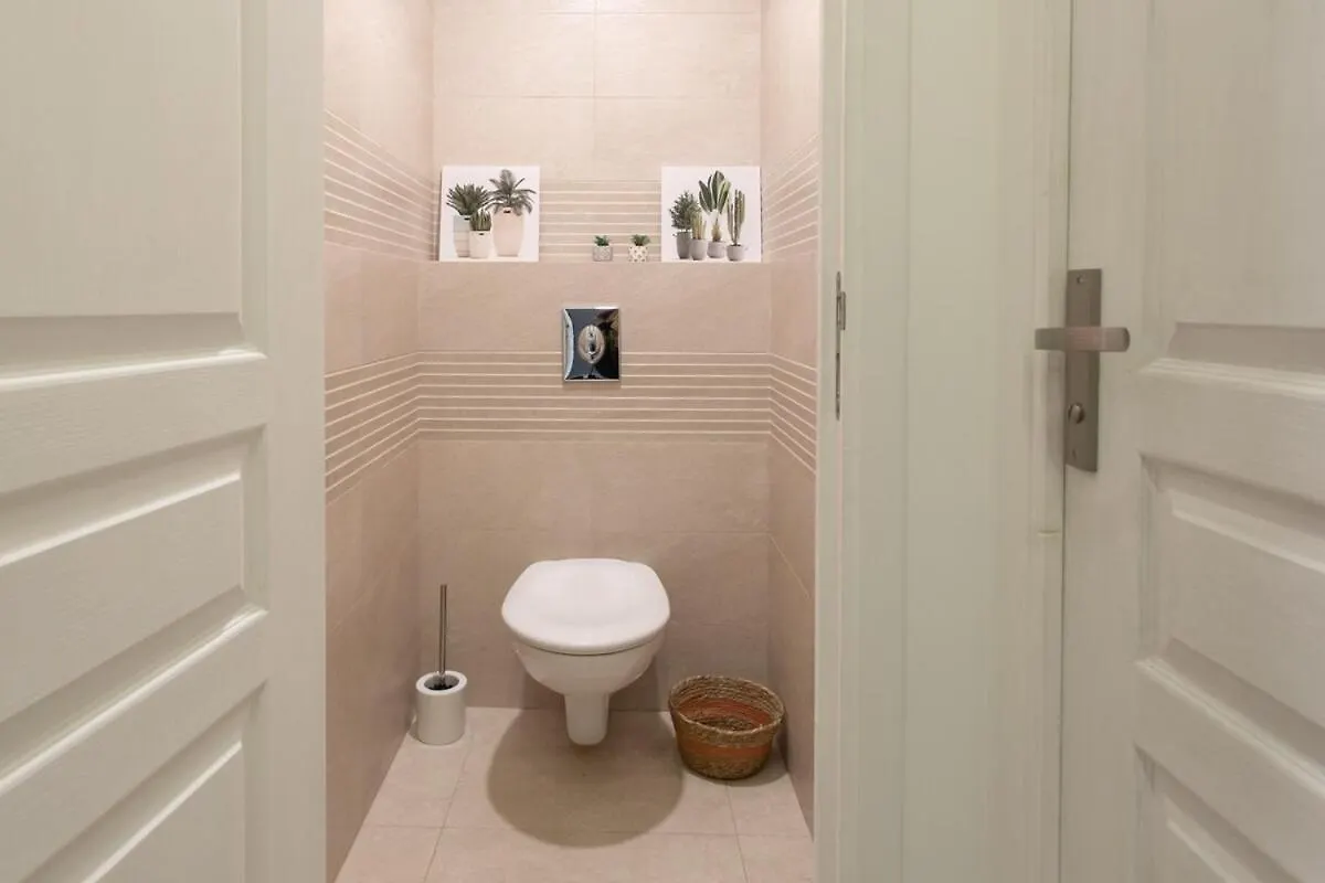 L38 Hobeika Suite Fleur 7Min Walk To Beach,Free Park,Balc&Ac Nice 0*,  France
